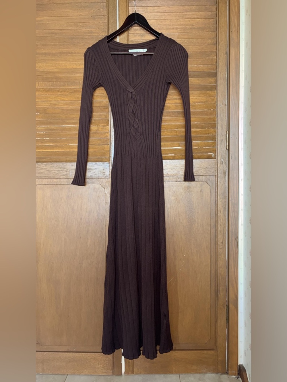 Long Sleeve Brown Ribbed Maxi Dress with V-Neck